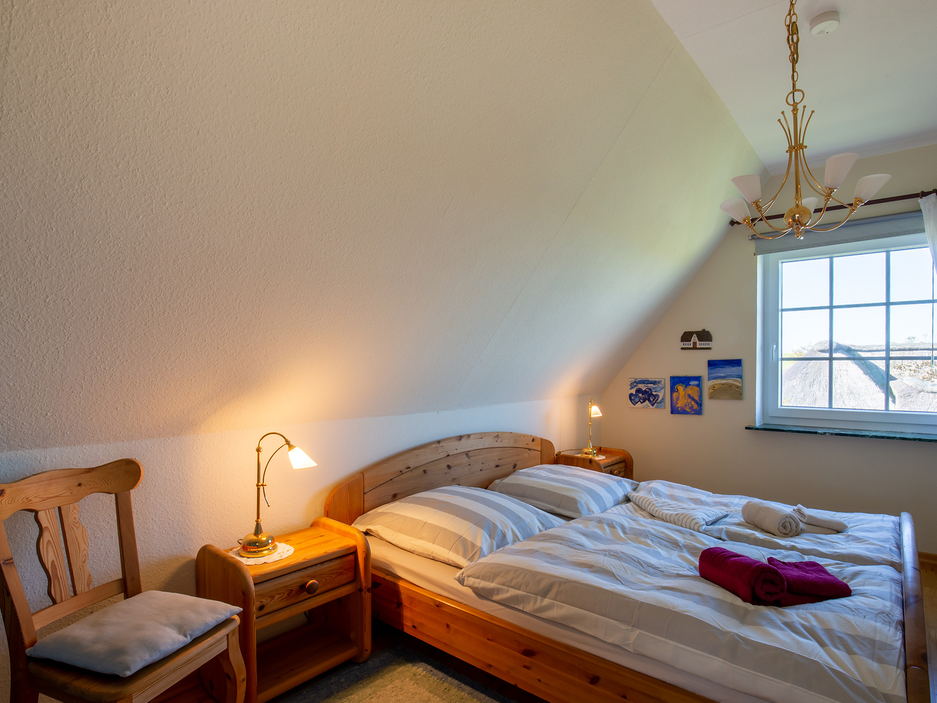 Blick auf das Doppelbett im Ferienhaus Lindhorst